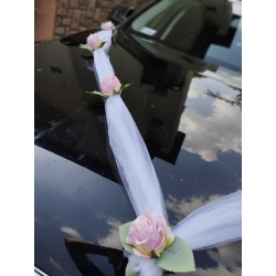 Dekoracja auta do ślubu - kompozycje tiulowa róze brudny róz 